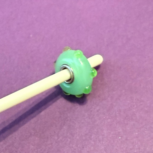 Trollbeads Apple green bud glass bead. - Picture 5 of 7